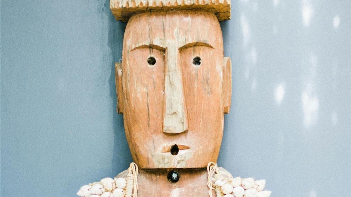 Alte Holzstatuette In Halskette