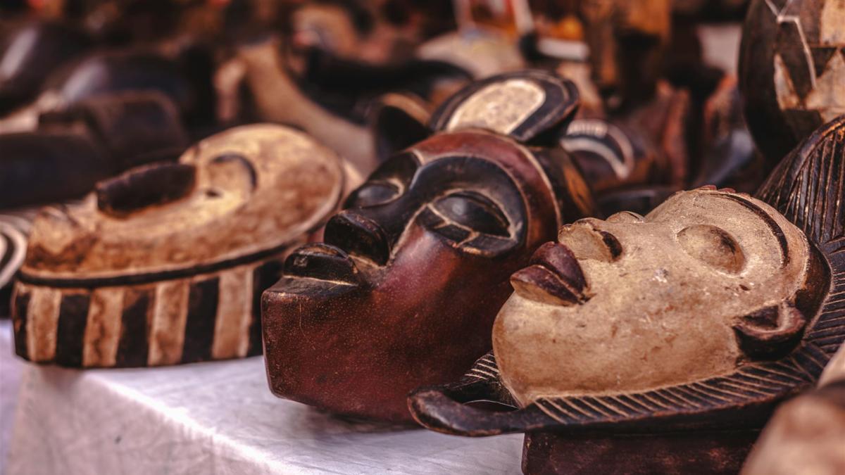 Selektive Fokusfotografie Der Maskenskulptur